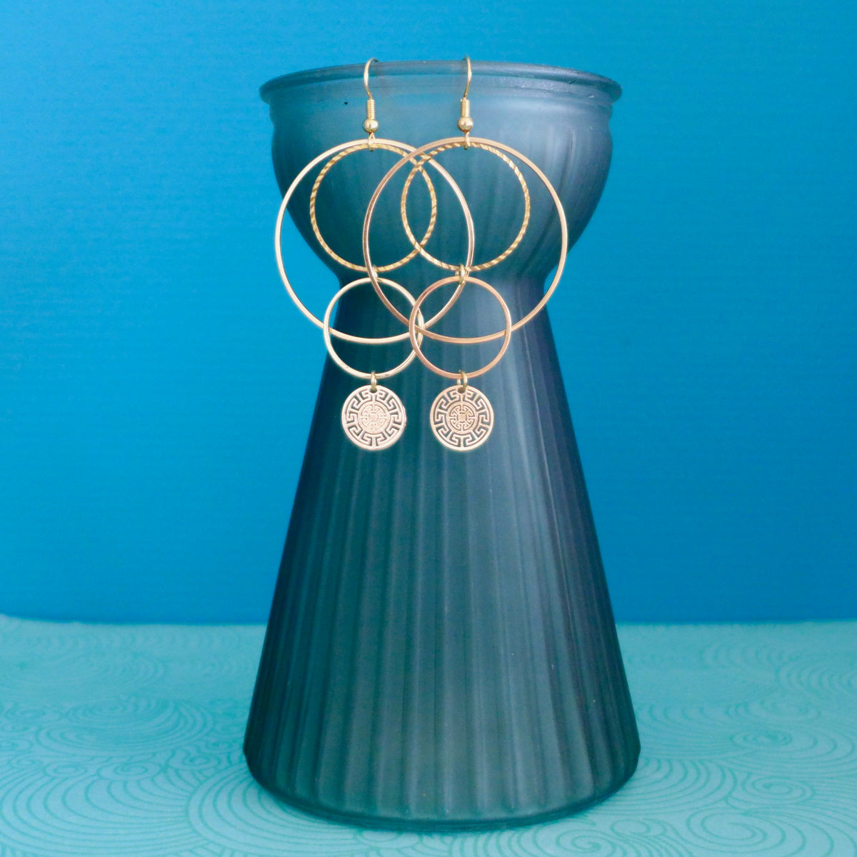 Boucles d'oreilles graphiques cascade de cercles dorés