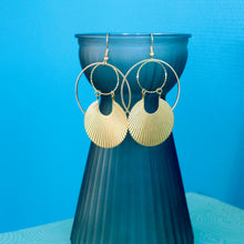 Charger l'image dans la galerie, Boucles d'oreilles créoles Art Déco rayées en laiton doré