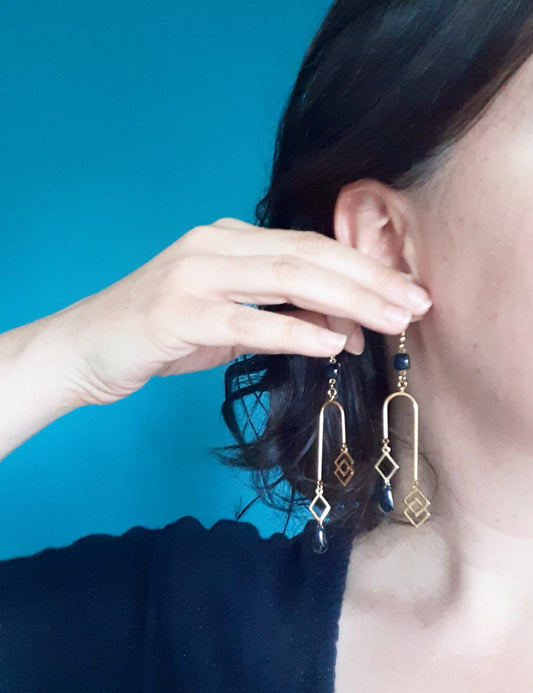 Boucles d'oreilles losanges graphiques asymétriques doré et émail noir