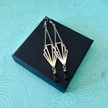 Charger l'image dans la galerie, Boucles d'oreilles argentées Art Déco graphiques longues, boucles d'oreilles géométriques noires acier inoxydable et émail noir