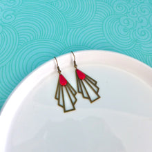 Charger l'image dans la galerie, Boucles d'oreilles éventail Art déco en laiton bronze et sequin émail rouge