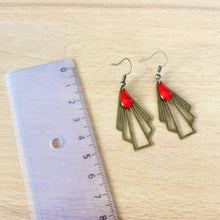 Charger l'image dans la galerie, Boucles d'oreilles éventail Art déco en laiton bronze et sequin émail rouge