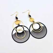Charger l'image dans la galerie, Boucles d'oreilles asymétriques cercle graphique rayé doré et noir
