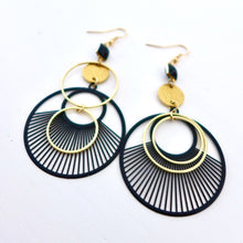 Charger l'image dans la galerie, Boucles d'oreilles asymétriques cercle graphique rayé doré et noir
