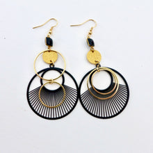 Charger l'image dans la galerie, Boucles d'oreilles asymétriques cercle graphique rayé doré et noir