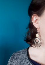 Charger l'image dans la galerie, Boucles d'oreilles asymétriques cercle graphique rayé doré et noir