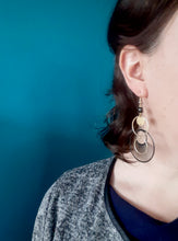 Charger l'image dans la galerie, Boucles d'oreilles asymétriques cercle graphique rayé doré et noir