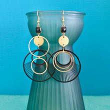 Charger l'image dans la galerie, Boucles d'oreilles asymétriques cercle graphique rayé doré et noir
