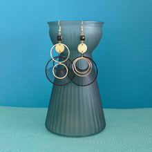 Charger l'image dans la galerie, Boucles d'oreilles asymétriques cercle graphique rayé doré et noir