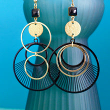 Charger l'image dans la galerie, Boucles d'oreilles asymétriques cercle graphique rayé doré et noir