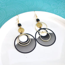 Charger l'image dans la galerie, Boucles d'oreilles asymétriques cercle graphique rayé doré et noir
