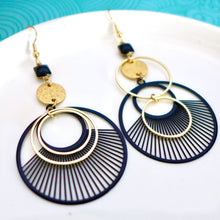 Charger l'image dans la galerie, Boucles d'oreilles asymétriques cercle graphique rayé doré et noir