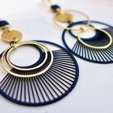 Charger l'image dans la galerie, Boucles d'oreilles asymétriques cercle graphique rayé doré et noir