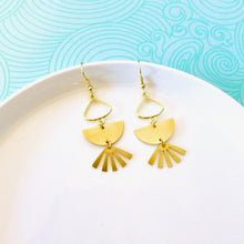 Charger l'image dans la galerie, Boucles d'oreilles dorées Bohème Chic graphiques demi lune et soleil laiton doré