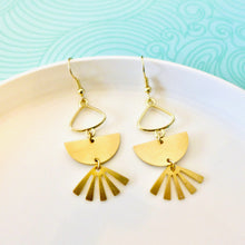 Charger l'image dans la galerie, Boucles d'oreilles dorées Bohème Chic graphiques demi lune et soleil laiton doré