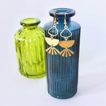 Charger l'image dans la galerie, Boucles d'oreilles dorées Bohème Chic graphiques demi lune et soleil laiton doré