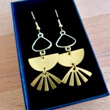 Charger l'image dans la galerie, Boucles d'oreilles dorées Bohème Chic graphiques demi lune et soleil laiton doré