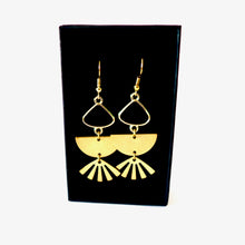 Charger l'image dans la galerie, Boucles d'oreilles dorées Bohème Chic graphiques demi lune et soleil laiton doré