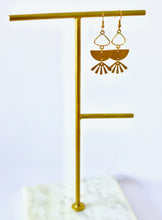 Charger l'image dans la galerie, Boucles d'oreilles dorées Bohème Chic graphiques demi lune et soleil laiton doré
