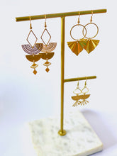 Charger l'image dans la galerie, Boucles d'oreilles dorées Bohème Chic graphiques demi lune et soleil laiton doré