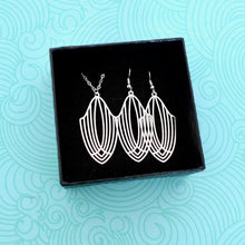 Charger l'image dans la galerie, Parure de bijoux graphiques Art Déco argentés ensemble collier et boucles d'oreilles assortis