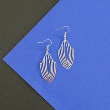 Charger l'image dans la galerie, Parure de bijoux graphiques Art Déco argentés ensemble collier et boucles d'oreilles assortis