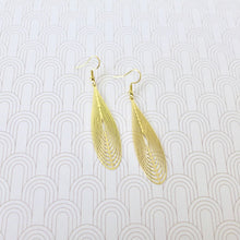 Charger l'image dans la galerie, Boucles d'oreilles longue estampe goutte graphique en laiton doré