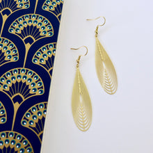 Charger l'image dans la galerie, Boucles d'oreilles longue estampe goutte graphique en laiton doré