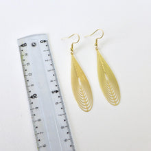 Charger l'image dans la galerie, Boucles d'oreilles longue estampe goutte graphique en laiton doré