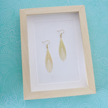 Charger l'image dans la galerie, Boucles d'oreilles longue estampe goutte graphique en laiton doré