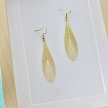 Charger l'image dans la galerie, Boucles d'oreilles longue estampe goutte graphique en laiton doré