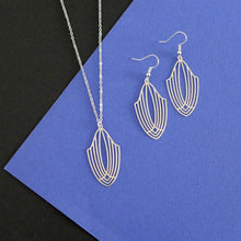 Charger l'image dans la galerie, Parure de bijoux graphiques Art Déco argentés ensemble collier et boucles d'oreilles assortis