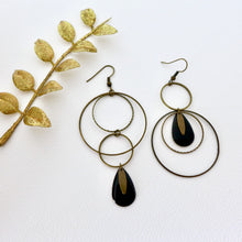 Charger l'image dans la galerie, Boucles d'oreilles asymétriques graphiques rondes bronze et noir