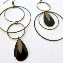 Charger l'image dans la galerie, Boucles d'oreilles asymétriques graphiques rondes bronze et noir