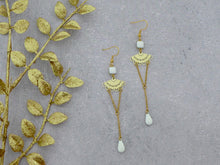 Charger l'image dans la galerie, Boucles d'oreilles Art Nouveau rétro vintage dorées et blanc