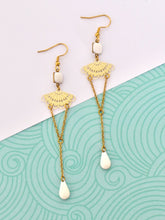 Charger l'image dans la galerie, Boucles d'oreilles Art Nouveau rétro vintage dorées et blanc