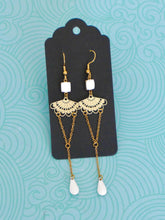 Charger l'image dans la galerie, Boucles d'oreilles Art Nouveau rétro vintage dorées et blanc