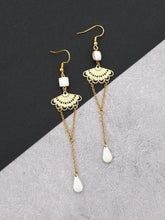 Charger l'image dans la galerie, Boucles d'oreilles Art Nouveau rétro vintage dorées et blanc