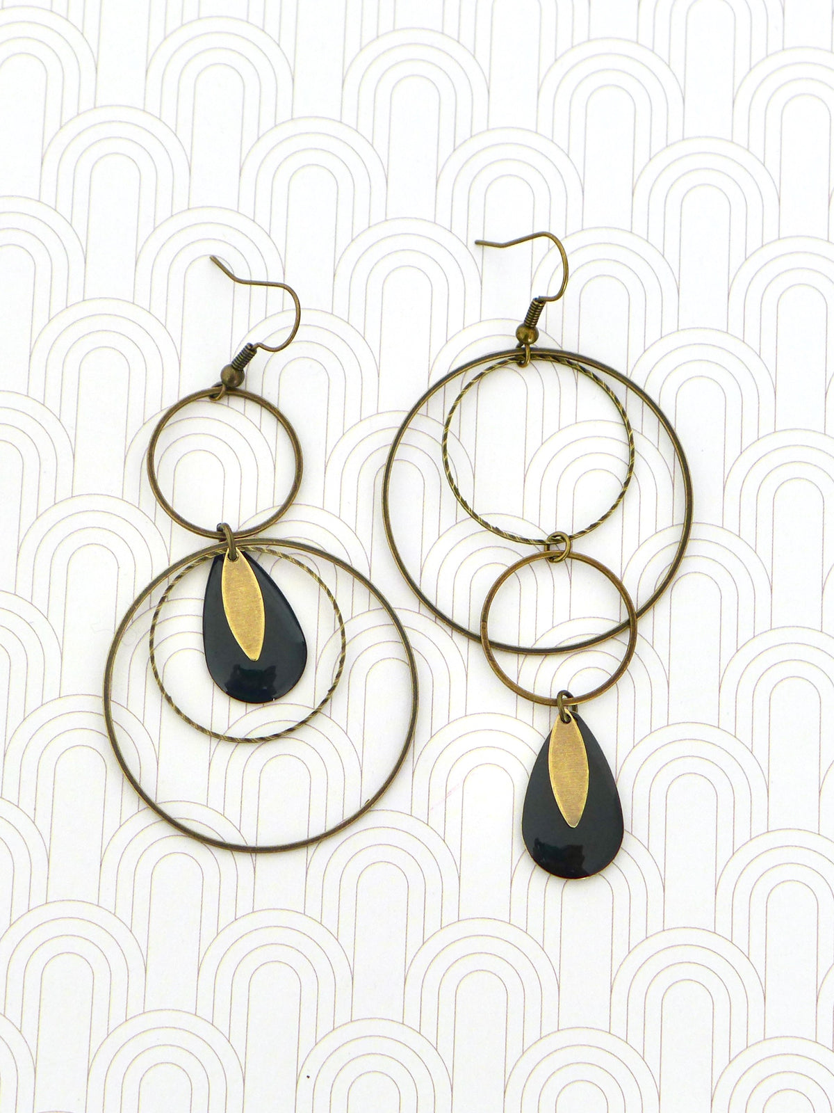 Grandes boucles d'oreilles asymétriques rondes noires et bronze