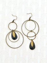 Charger l'image dans la galerie, Grandes boucles d'oreilles asymétriques noires et bronze