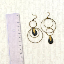 Charger l'image dans la galerie, Grandes boucles d'oreilles asymétriques noires et bronze