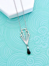 Charger l'image dans la galerie, Collier Art Déco pendentif éventail graphique acier inoxydable argenté et sequin émail noir