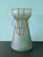 Charger l'image dans la galerie, Boucles d'oreilles géométriques avant-gardistes bleu canard, longues boucles modernes graphiques cercle triangle