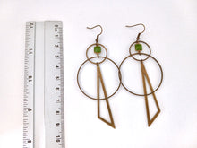 Charger l'image dans la galerie, Boucles d'oreilles géométriques avant-gardistes kaki, longues boucles modernes graphiques cercle triangle vert kaki