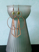 Charger l'image dans la galerie, Boucles d'oreilles géométriques avant-gardistes kaki, longues boucles modernes graphiques cercle triangle vert kaki