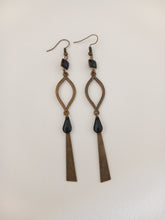 Charger l'image dans la galerie, Longues boucles d'oreilles graphiques Art Déco bronze et noires