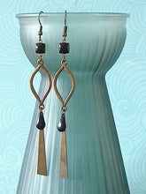 Charger l'image dans la galerie, Longues boucles d'oreilles graphiques Art Déco bronze et noires