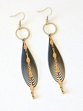 Charger l'image dans la galerie, Boucles d'oreilles longue goutte graphique noire et chaîne dorée