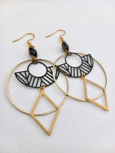 Charger l'image dans la galerie, Boucles d'oreilles design géométriques noires et dorées, grandes boucles d'oreilles graphiques rondes et losanges