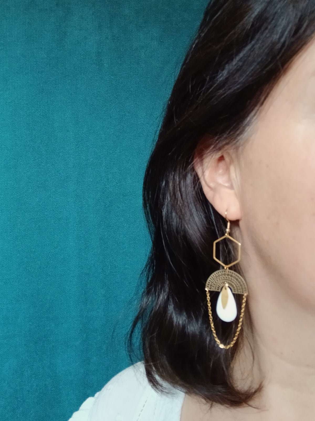 Boucles d'oreilles asymétriques graphiques dorées et blanches